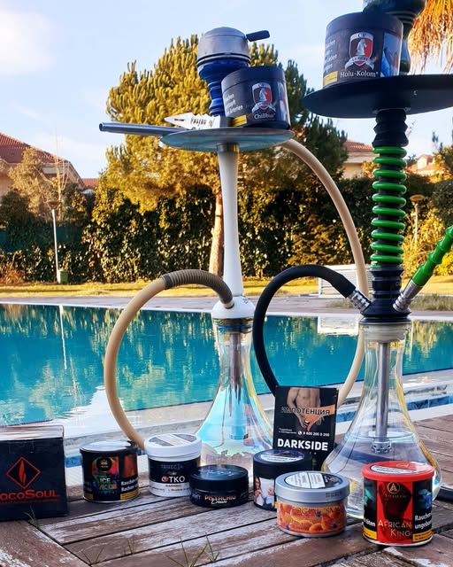 Havuz kenarında nargile